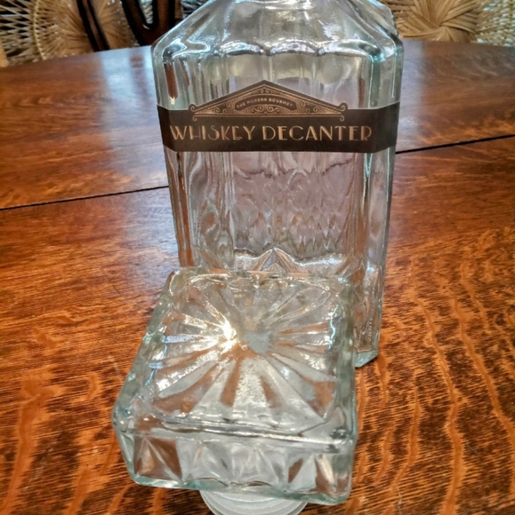 The Modern Gourmet Whiskey Decanter - Picture 3 of 3